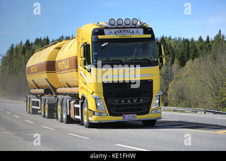 Rovaniemi, Finnland - 6. Mai 2016: gelb Volvo fh Tankwagen für Bulk Transport bewegt sich entlang der Straße im Südwesten Finnlands an einem sonnigen Tag des Frühlings. Stockfoto