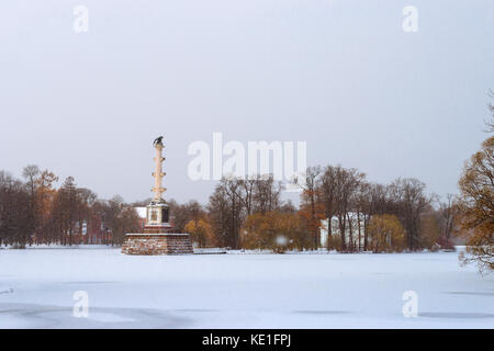 Chesme Spalte und Halle auf der Insel Pavillon auf gefrorenen Teich in schneefall Anfang November Winter. catherine Park von Zarskoje Selo, Puschkin, Saint-Peters Stockfoto