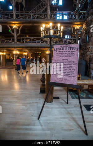 Der Innenraum des Old Faithful Inn und Hotel in Yellowstone National Park, Wyoming Stockfoto