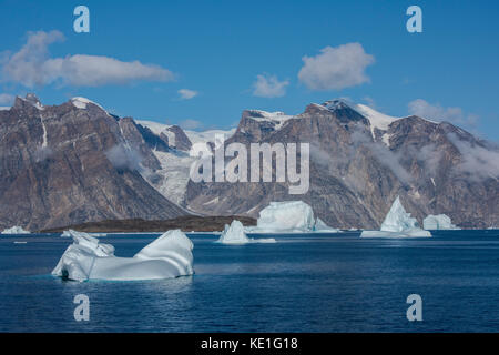 Grönland, scoresbysund aka Scoresby Sund, nordvestfjord. Eisberg gefüllt Bucht vor der zerklüfteten Fjordküste. Zurückweichenden Gletscher in der Ferne. Stockfoto
