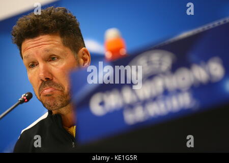 Baku, Aserbaidschan. 17 Okt, 2017. von Atletico Madrid Haupttrainer, Diego Simeone, nimmt an einer Pressekonferenz im Anschluss an eine Schulung der Bakuer oliympiy Stadion in Baku, Aserbaidschan, 17. Oktober 2017. Atletico Madrid wird fk qarabag in der Champions League Gruppe c Fußball Match Gesicht am 18. Oktober 2017. Credit: Aziz karimov/pacifci Presse/alamy leben Nachrichten Stockfoto