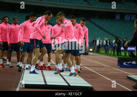 Baku, Aserbaidschan. 17 Okt, 2017.atletico Spieler in Aktion während einer Schulung in Baku Olympiastadion in Baku, Aserbaidschan, 17. Oktober 2017. Atletico Madrid wird fk qarabag in der Champions League Gruppe c Fußball Match Gesicht am 18. Oktober 2017. Credit: Aziz karimov/pacifci Presse/alamy leben Nachrichten Stockfoto