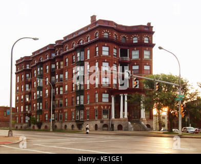 In Syracuse, New York, USA. Oktober 15, 2017. Der snowdon Apartments, gebaut 1902, an den Ecken von Staat und James Straßen auf der Nordseite von Syrakus, Stockfoto