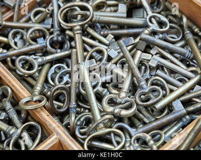 Viele alte Metall Tasten symbolisieren alle Passwörter, die wir heute verwenden Stockfoto