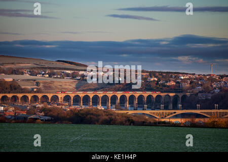 Ein Zug von Edinburgh - Kings Cross überquert die Royal Border Bridge, Berwick upon Tweed, gebildet aus einem Virgin Trains East Coast Intercity 125 Stockfoto