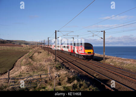 Die0952 Aberdeen - Kings Cross Pässe Marshall Heights, (nördlich von Berwick upon Tweed) gebildet von einer Jungfrau Züge Ostküste Intercity 125 Stockfoto