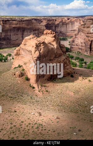 Sandstein butte mit Pferde grasen im Talboden, Canyon de Chelly National Monument, Arizona, USA Stockfoto