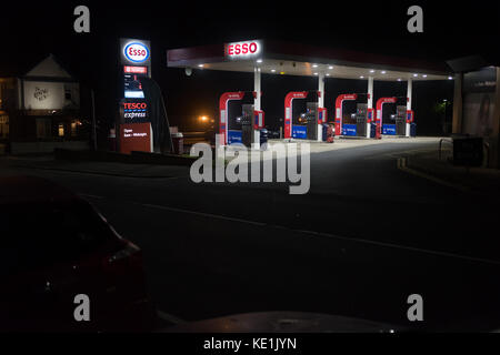 ESSO-Station bei Nacht auf der Fulwood Road, Sheffield, Großbritannien Stockfoto