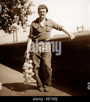 Zwiebel Verkäufer auf dem Embankment, London, 1900 Stockfoto