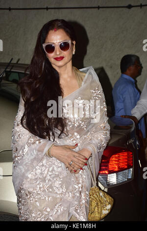 Mumbai, Indien. 17 Okt, 2017. indische Schauspielerin rekha Die sondervorführung von dem Film "secret Superstar teilnehmen" bei Vorschau theater Santacruz in Mumbai. Credit: Azhar Khan/Pacific Press/alamy leben Nachrichten Stockfoto