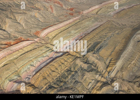 Luftbild des Bighorn Basin in Wyoming übersicht Sedimentgestein Schichten an den Flanken des Sheep Mountain Antiklinale Stockfoto