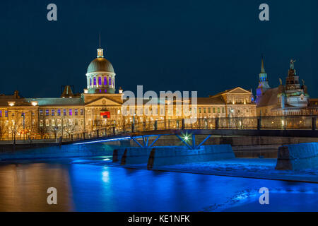 Fassade des Bonsecures Markt in der Nacht von Basin Park einschließlich der Basin Park Brücke in der Nähe des Alten Hafen von Montreal, Quebec, Kanada. Stockfoto