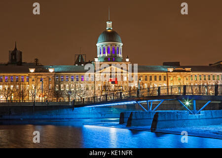 Fassade des Bonsecures Markt in der Nacht von Basin Park einschließlich der Basin Park Brücke in der Nähe des Alten Hafen von Montreal, Quebec, Kanada. Stockfoto