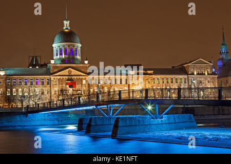 Fassade des Bonsecures Markt in der Nacht von Basin Park einschließlich der Basin Park Brücke in der Nähe des Alten Hafen von Montreal, Quebec, Kanada. Stockfoto