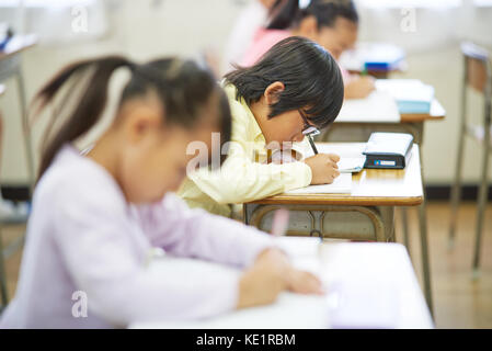 Japanische Grundschule Kinder im Klassenzimmer Stockfoto