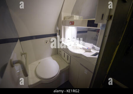 Die Toilette in Concorde 216, das letzte Flugzeug dieser Art, das gebaut wurde und den letzten Flug der Flotte bildete, am British Aerospace-Standort in Filton, Bristol, wo sie hergestellt wurde, und ist heute das Herzstück eines dedizierten Concorde-Museums, das für die Öffentlichkeit geöffnet wurde. Stockfoto