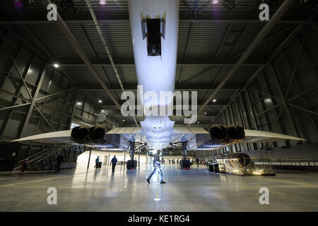 Ein Besucher, der zwischen den vier Rolls Royce-Motoren der Concorde 216, dem letzten Flugzeug dieser Art, das gebaut wurde und den letzten Flug der Flotte auf dem British Aerospace-Standort in Filton, Bristol, machte, Und ist heute das Herzstück eines dedizierten Concorde-Museums, das für die Öffentlichkeit geöffnet wurde. Stockfoto