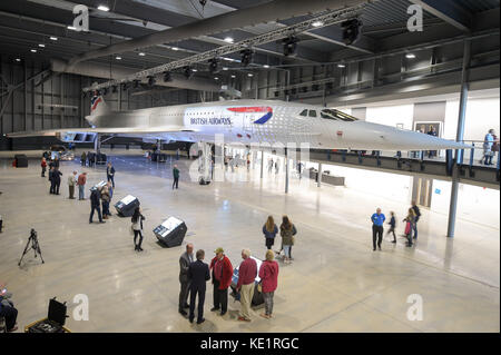 Besucher bewundern die Concorde 216, das letzte Flugzeug dieser Art, das gebaut wurde und den letzten Flug der Flotte machte, am British Aerospace-Standort in Filton, Bristol, wo sie hergestellt wurde, und ist heute das Herzstück eines speziellen Concorde-Museums, das der Öffentlichkeit zugänglich gemacht wurde. Stockfoto