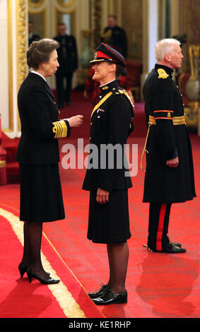 Major Heather Stanning, Royal Artillery aus Wroughton, wird von der Prinzessin Royal im Buckingham Palace zum OBE (Officer of the Order of the British Empire) gemacht. Stockfoto