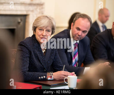 Premierministerin Theresa May mit dem Stabschef Gavin Barwell (rechts), während sie in der Downing Street, London, ein Roundtable-Treffen zum Thema Wohnungsversorgung 10 veranstaltet. Stockfoto