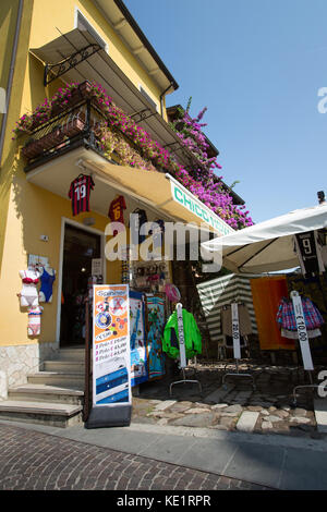 Sirmione, Italien. malerischen Blick auf einen Laden in der Via Dante, im Schatten der Scaliger Burg. Stockfoto