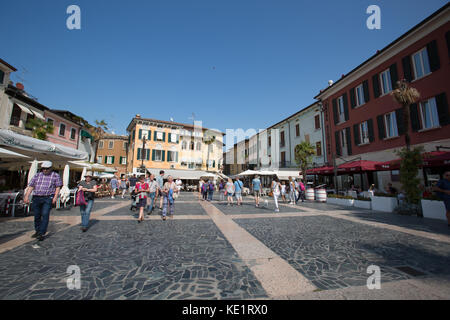 Sirmione, Italien. malerischen Blick auf Touristen in Sirmione piazza Giosue Carducci. Stockfoto