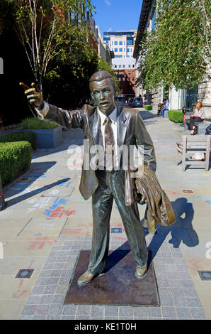 London, England, Großbritannien. 'Taxi!' Bronzeskulptur (J Seward Johnson Jnr; 1983) Victoria Embankment / John Carpenter Street Stockfoto