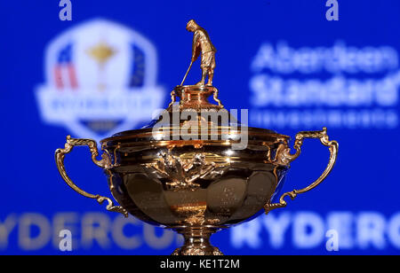 Die Trophäe Ryder Cup wird während einer Medienveranstaltung vor dem Ryder Cup 2018 im Hotel Pullman Paris Eiffel Tower, Paris, ausgestellt. DRÜCKEN Sie VERBANDSFOTO. Bilddatum: Dienstag, 17. Oktober 2017. Siehe PA Geschichte GOLF Ryder Cup. Bildnachweis sollte lauten: Adam Davy/PA Wire Stockfoto