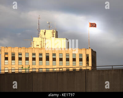 In Syracuse, New York, USA. Oktober 15, 2017. Die Syracuse University Flagge auf dem Glockenspiel Gebäude, das auch als Syrakus 500 Gebäude, auf einem Bekannten Stockfoto