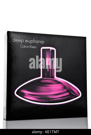 London, UK - 28. Februar 2017 Parfum Box Deep euphoria Von Calvin Klein. schoß auf weißem Hintergrund mit Reflektion Stockfoto