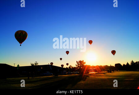 Heißluftballons Abheben bei Sonnenaufgang Stockfoto