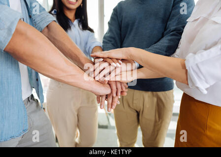 Gruppe von Menschen, die am Arbeitsplatz Stockfoto