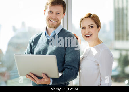 Positiv erfreut Büroangestellte Posieren vor der Kamera Stockfoto