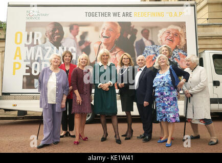 Die Herzogin von Cornwall (Mitte) mit Dame Patricia Routledge, Dame Penelope Wilton, Elaine Paige, Felicity Kendal, Wayne Sleep, Ann Widdecombe, Maureen Lipman und Baroness Williams während eines Empfangs anlässlich des Auftritts der Kampagne „Our Amazing People“ des Royal Freiwilligendienstes im Clarence House, London. Stockfoto