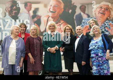 Die Herzogin von Cornwall (Mitte) mit Dame Patricia Routledge, Dame Penelope Wilton, Elaine Paige, Felicity Kendal, Wayne Sleep, Ann Widdecombe, Maureen Lipman und Baroness Williams während eines Empfangs anlässlich des Auftritts der Kampagne „Our Amazing People“ des Royal Freiwilligendienstes im Clarence House, London. Stockfoto