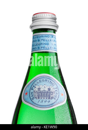 London, UK, 30. März 2017: Flasche San Pellegrino Mineralwasser auf weißem Hintergrund. San Pellegrino ist eine italienische Marke Mineralwasser hergestellt Stockfoto