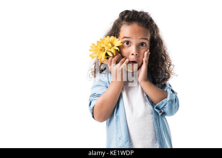 African American Girl holding Waffel Kegel mit Blumen schockiert und Kamera isoliert auf weißem Stockfoto