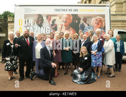 Die Herzogin von Cornwall (Mitte) posiert mit Botschaftern des Royal Voluntary Service, VIP-Gästen und Freiwilligen während eines Empfangs, um den Start der Kampagne „Our Amazing People“ des Royal Voluntary Service im Clarence House, London, zu feiern. Stockfoto