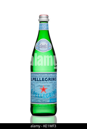 London, UK, 30. März 2017: Flasche San Pellegrino Mineralwasser auf weißem Hintergrund. San Pellegrino ist eine italienische Marke Mineralwasser hergestellt Stockfoto