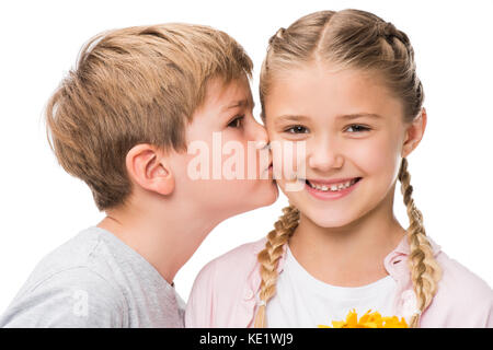 Close-up Portrait von niedlichen kleinen Jungen küssen glücklich Mädchen isoliert auf weiss Stockfoto