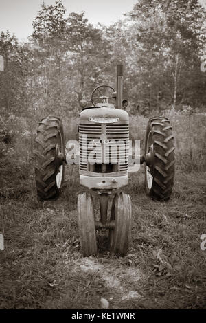 Eine alte vintage Farmall Traktor in einem Bereich, in Springfield, New Hampshire. Stockfoto