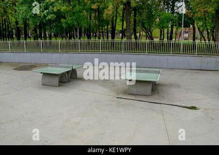 Eine Tischtennisplatte aus Beton in beliebten North Park, vrabnitsa District, Sofia, Bulgarien Stockfoto