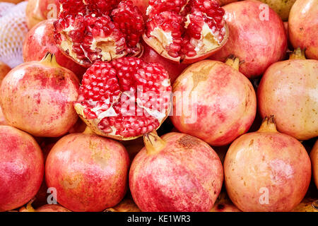 Natürliche Reife Granatäpfel auf einem lokalen Markt, geringe Tiefenschärfe. Stockfoto