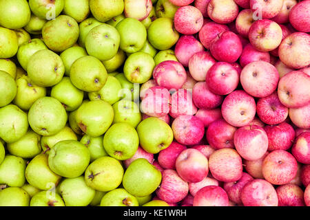 Rote und grüne Äpfel auf einem lokalen Markt, Obst Hintergrund. Stockfoto