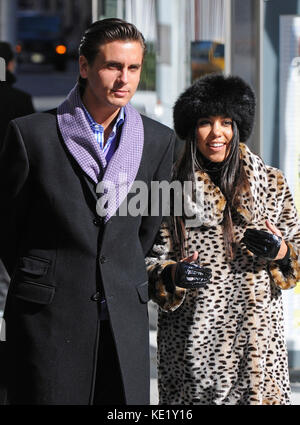 NEW YORK - 01. NOVEMBER: Kourtney Kardashian trägt, was ein Pelz Hut und Pelz Leopardenmantel zusammen mit einigen stilvollen 4 fingerierten Handschuhen zu sein scheint, macht einen Spaziergang mit Freund/ihrem Baby Daddy, Scott Disick, nachdem er in einem Café in Tribeca gefrühstückt hat. Am 1. November 2010 in New York City. Personen: Kourtney Kardashian Scott Disick Credit: Hoo-Me.com/MediaPunch Stockfoto