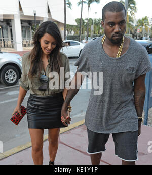 MIAMI, FL - 08. OKTOBER: Kim Kardashian soll am 8. Oktober 2012 in Miami, Florida, von ihrem Ex-Mann Reggie Bush erwartet, dass sie mit seiner Freundin, Lilit Avagyan, ein Baby erwartet, Das sie heute in der Regenhand und Hand in Miami auf der Hausjagd mit dem Freund Kanye West zu Fuß gesehen hat. Personen: Kim Kardashian Kanye West Transmission Ref: MNC4 Credit: Hoo-Me.com/MediaPunch Stockfoto