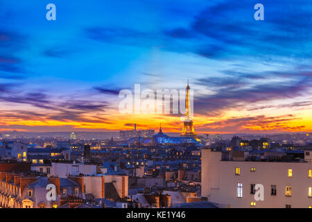 Schimmernde Eiffelturm bei Sonnenuntergang in Paris, Frankreich