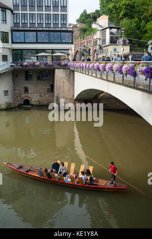 05.06.2017, Tübingen, Deutschland, Europa - ein Stochern Boot auf dem Neckar ist Eberhards gesehen unter der Brücke. Stockfoto