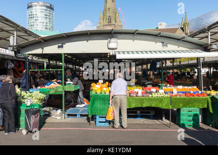 Obst und Gemüse im Verkauf bei Birmingham Bullring im Freien Markt in Edgbaston Street, Birmingham, Großbritannien Stockfoto