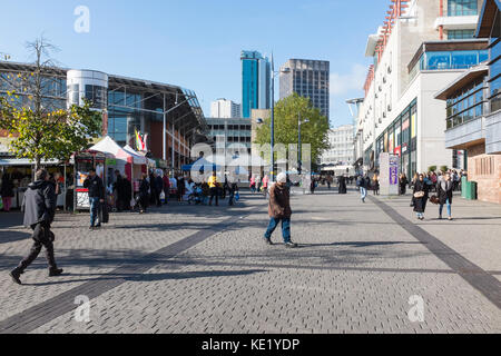 Käufer entlang Edgbaston Straße in Birmingham, die zwischen der Bullring Shopping Centre und der Stierkampfarena Rag Markt läuft Stockfoto